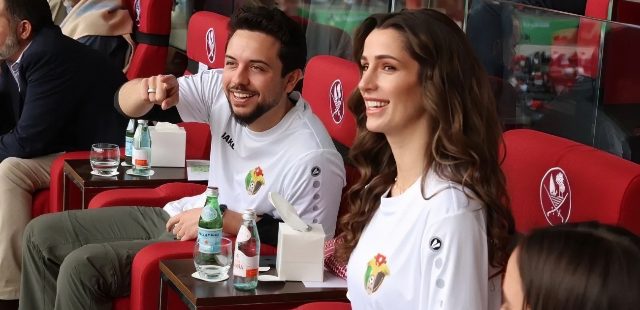 ولي عهد الأردن الأمير حسين وزوجته الأميرة رجوة يدعمان منتخب الأردن في كأس آسيا