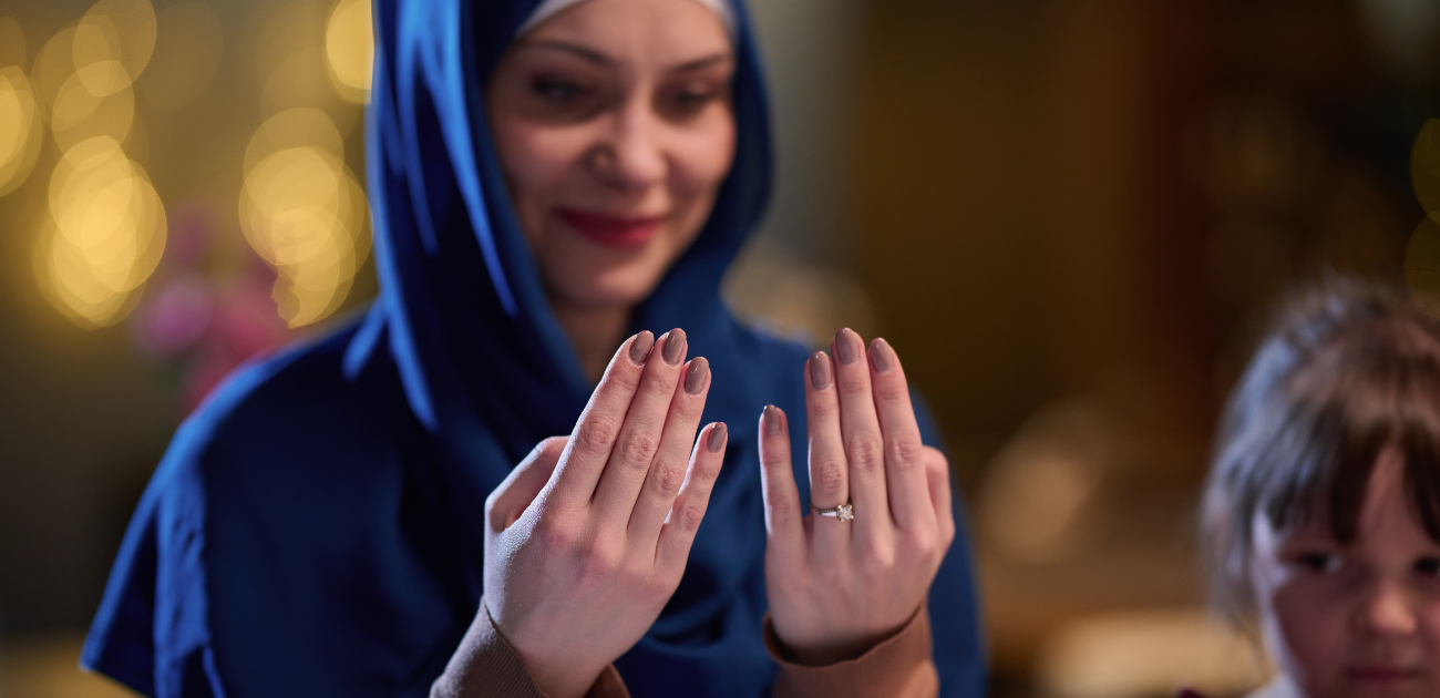 هل يجب رفع اليدين عند الدعاء