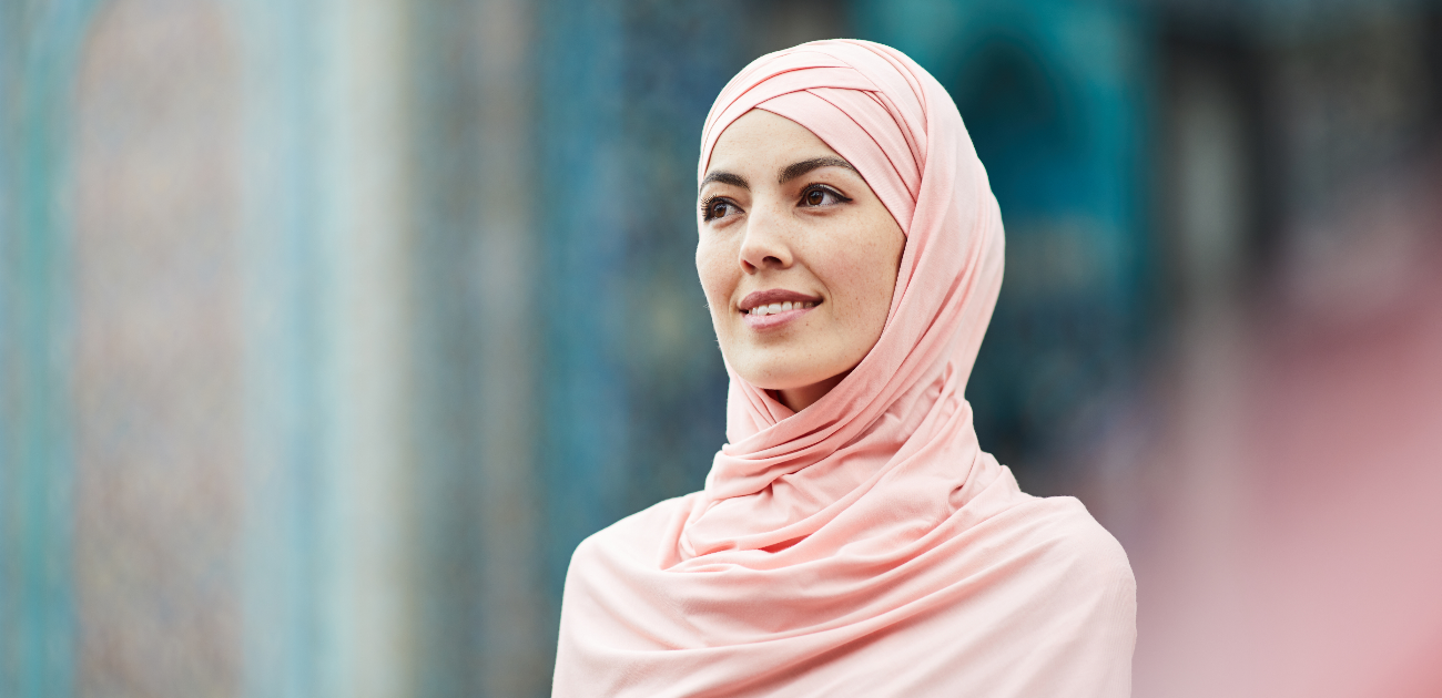 نصائح عليكِ اتباعها عند شراء عبايات ملونة للسفر
