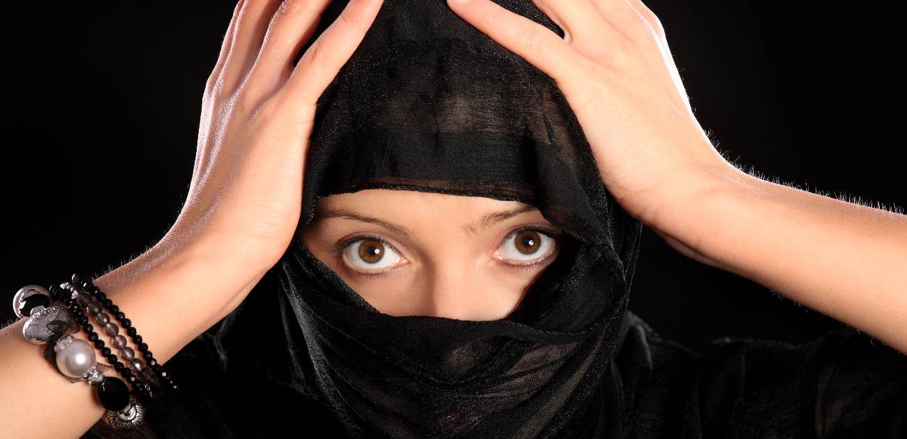 رؤية لبس الحجاب الأسود في المنام للعزباء