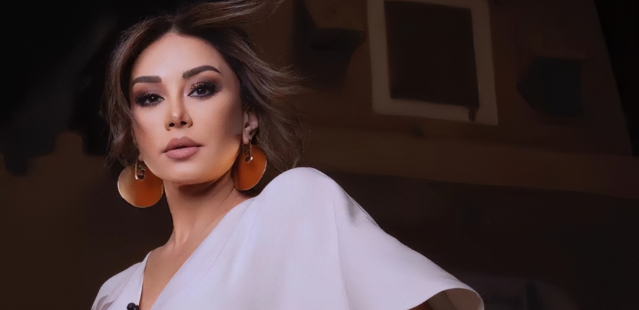 إطلالة كاريس بشار من ايلي صعب في اختتام ندورة الشباب والصحة النفسية
