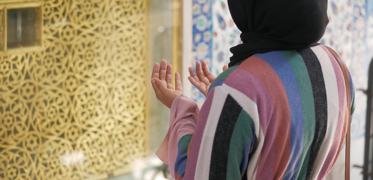 الدعاء على من لعب بمشاعري