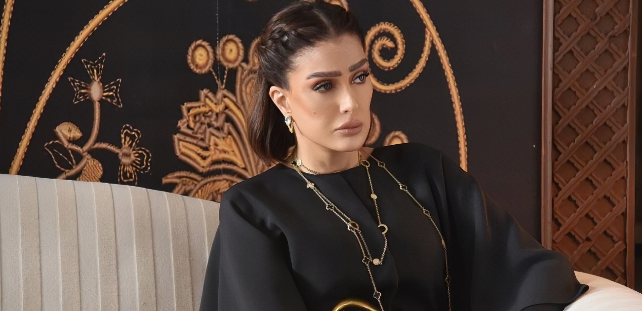 غادة عبد الرازق عشرينية بالشعر القصير وهذا سعر حقيبتها!