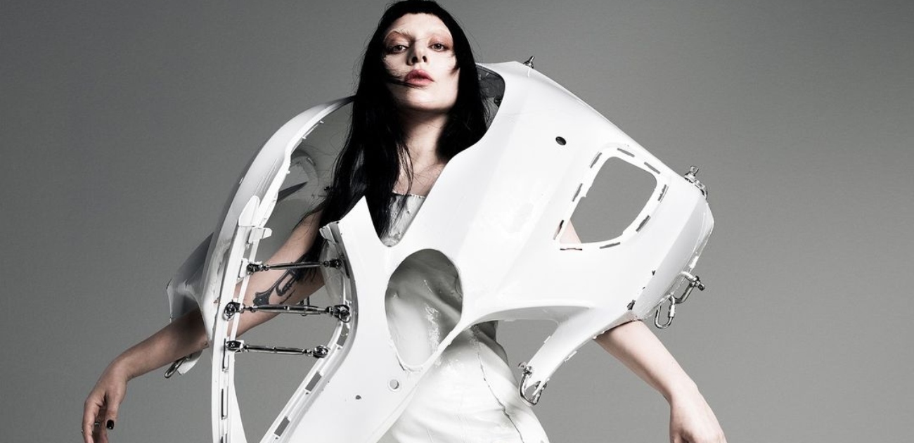 ليدي جاجا Lady Gaga فستان مصنوع من قطع السيارات