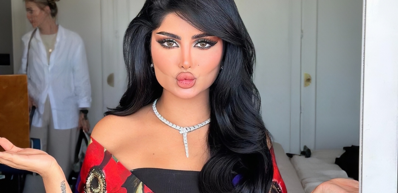 خلاف بين المصمم رامي القاضي والبلوغر السعودية ملكه كابلي بسبب فستان