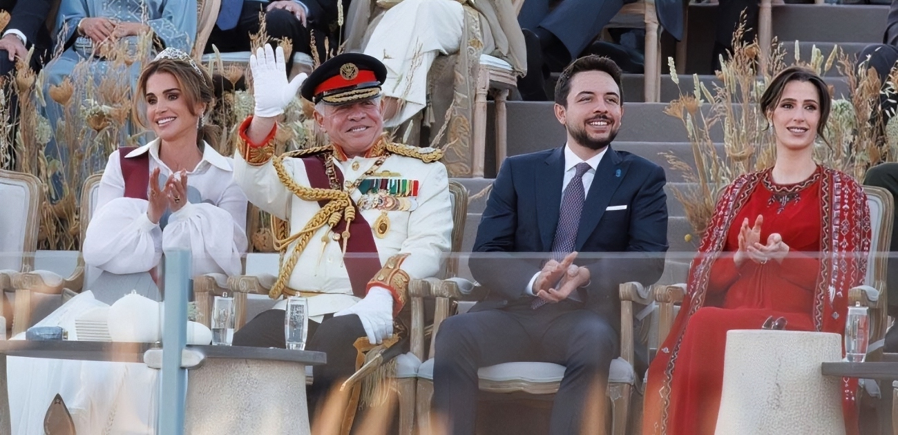 قبلة الملكة رانيا على خد الملك