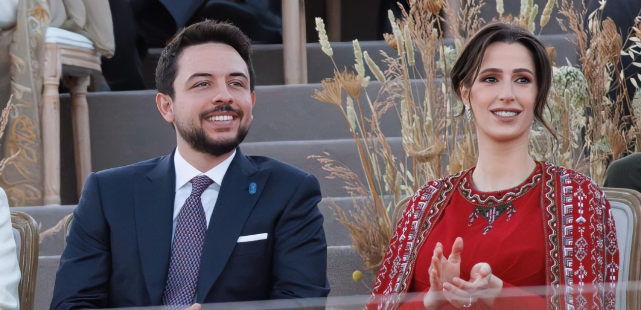 الأميرة رجوة الحسين بإطلالة لافته في حفل اليوبيل الفضي من توقيع المصممة السعودية هُنيدة صيرفي