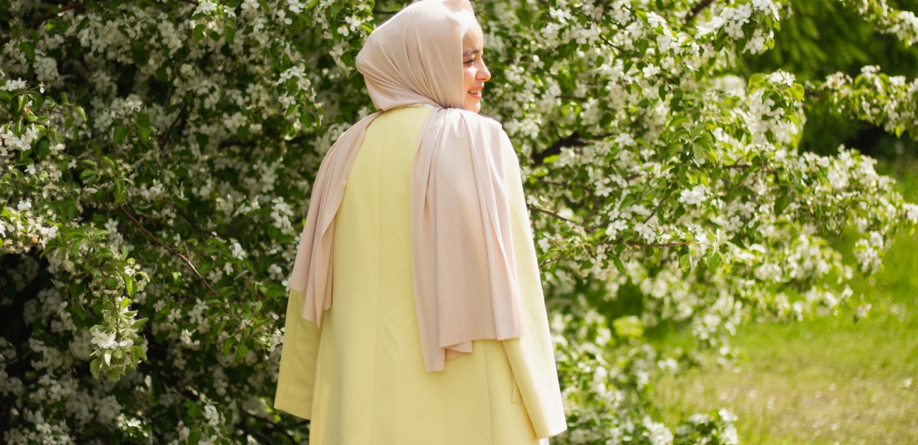 كيفية تنسيق اللون الأصفر للمحجبات