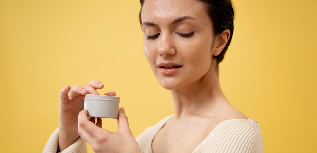 مستحضرات تجميل أساسية للمرأة بعد الأربعين