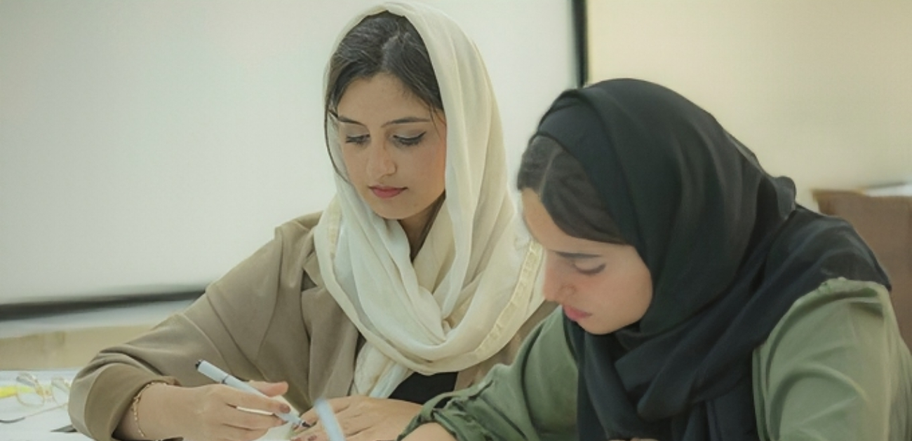 ببداية العام الدراسي الجامعات السعودية تشدد على الإلتزام بالزيّ الرسميّ السعودي للطالبات
