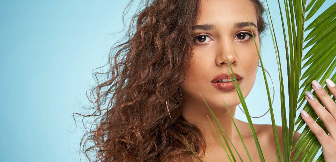 عودة الأمواج الطبيعية والضفائر الأنيقة.. إليكِ أهمها