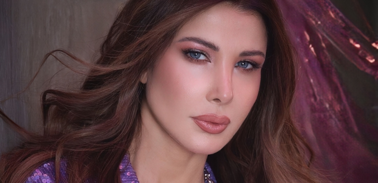 نانسي عجرم تحمل حقيبة طبع عليها اسمها