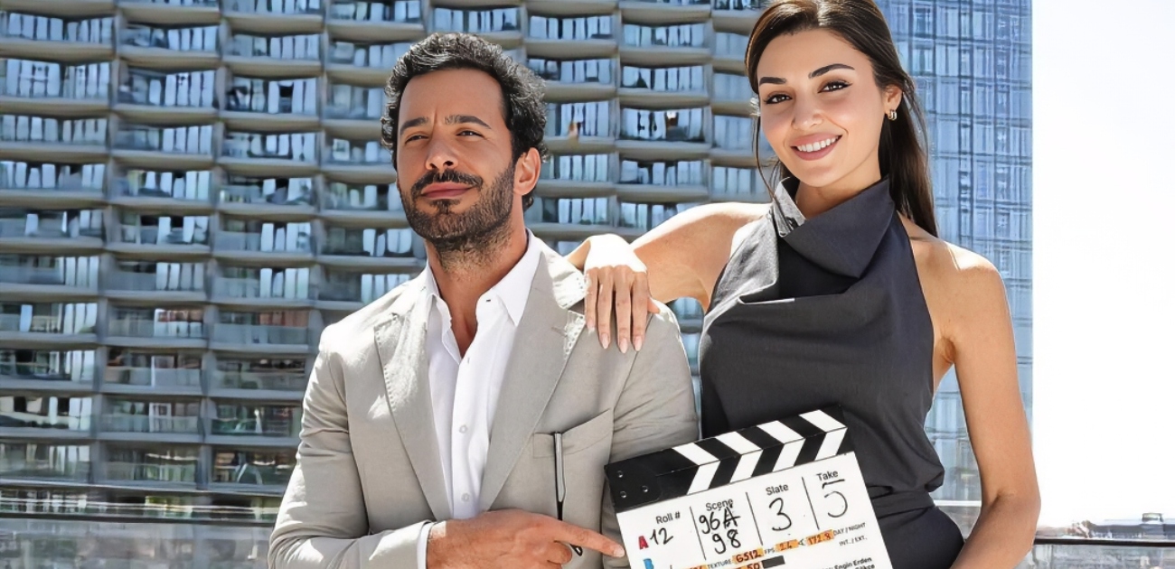 هاندا ارتشيل و باريش أردوتش في كواليس فيلم دعها للرياح