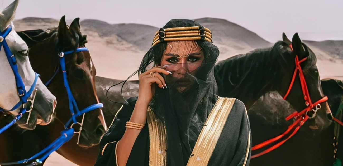 أزياء نسائية مبتكرة مستوحاة من الأزياء التقليدية الرجالية السعودية
