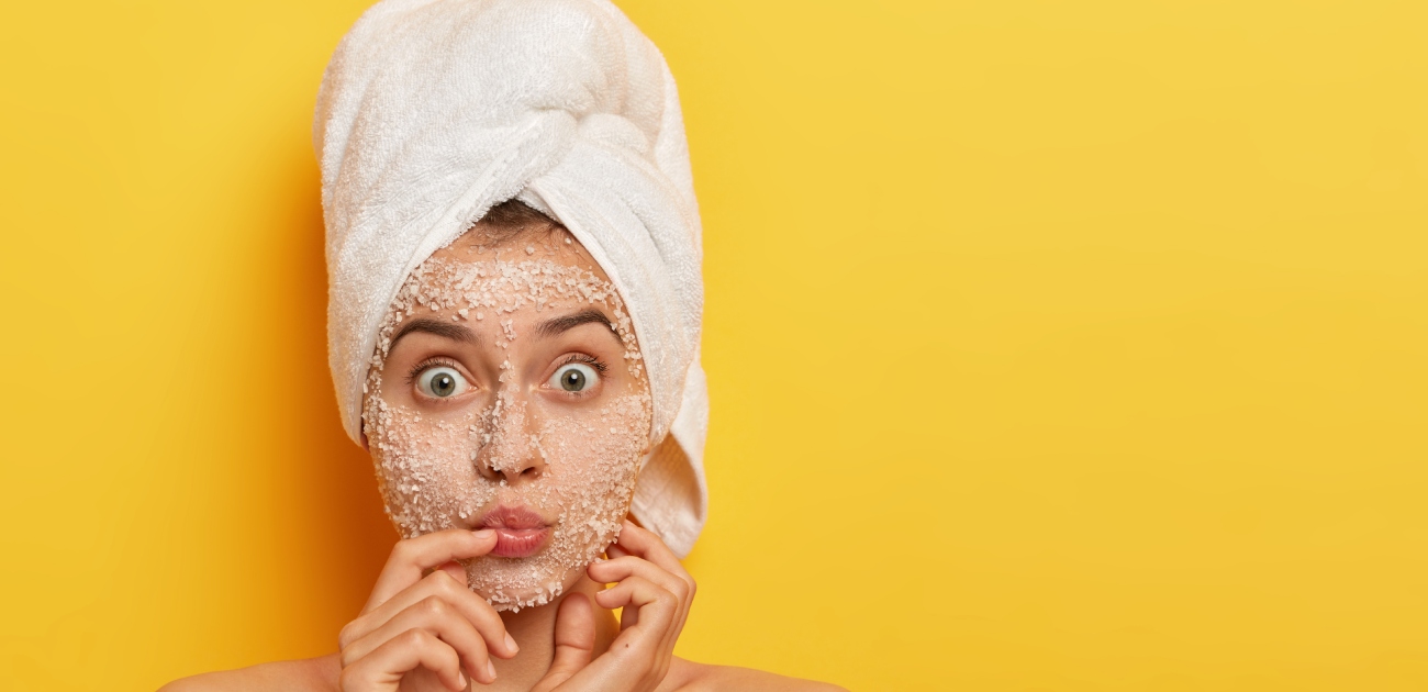 ما هي أسباب تقشر الوجه وهل هناك طرق لعلاجه؟