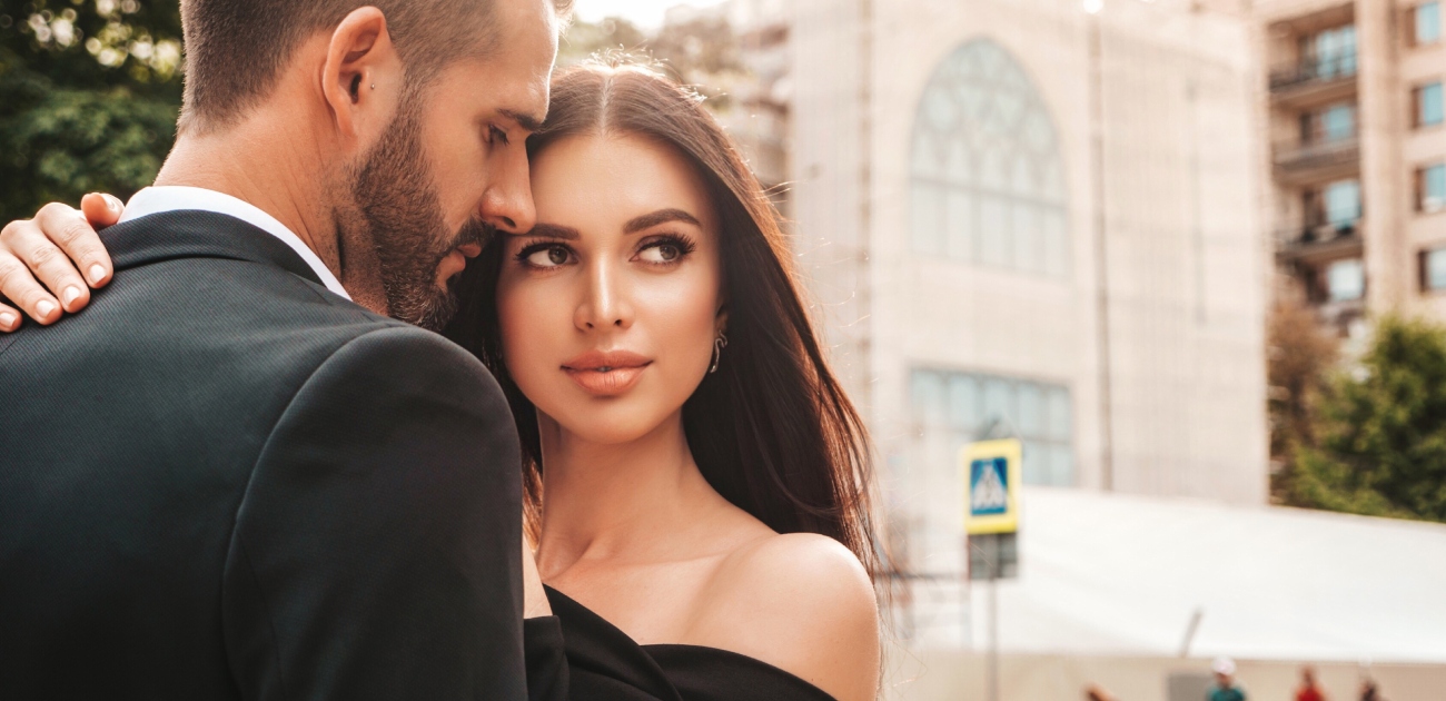 كيف أجعل شخص يحبني بالنظرات وينجذب لي؟