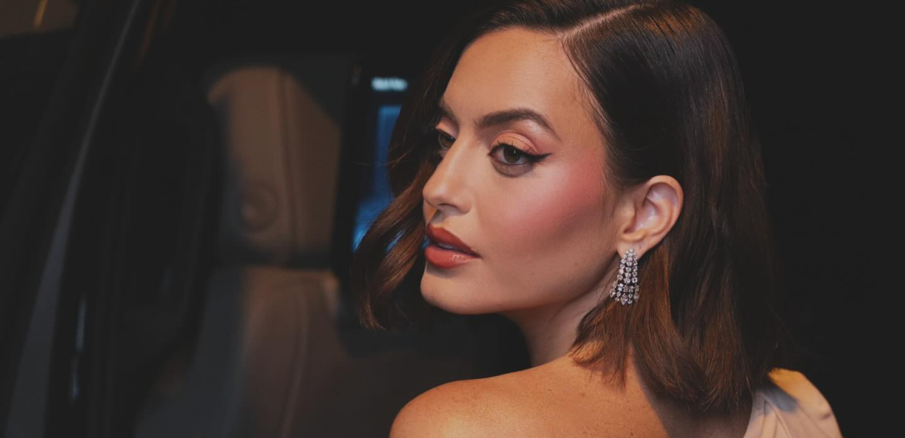 صيحة الـ boyfriend blush موضة جمالية تهيمن على إطلالات الفتيات - الصورة من انستغرام كارن وازن الرسمي
