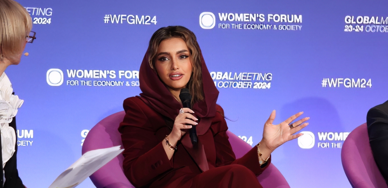 أشواق الشـثري أول سعودية تعتلي منصة منظمة Women's Forum العالمية في فرنسا