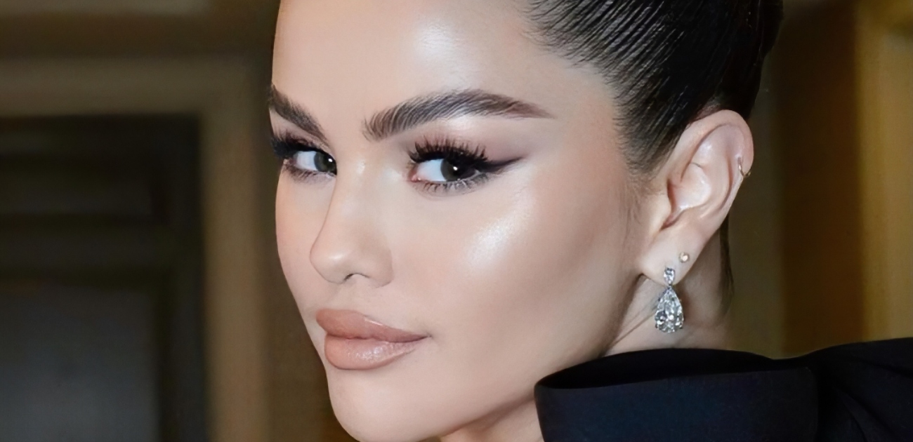 سيلينا غوميز تواصل تألقها بإطلالات من مصممين عرب آخرهم ايلي صعب