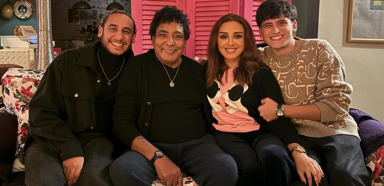 أنغام تزور محمد منير برفقة نجليها للإطمئنان على صحته