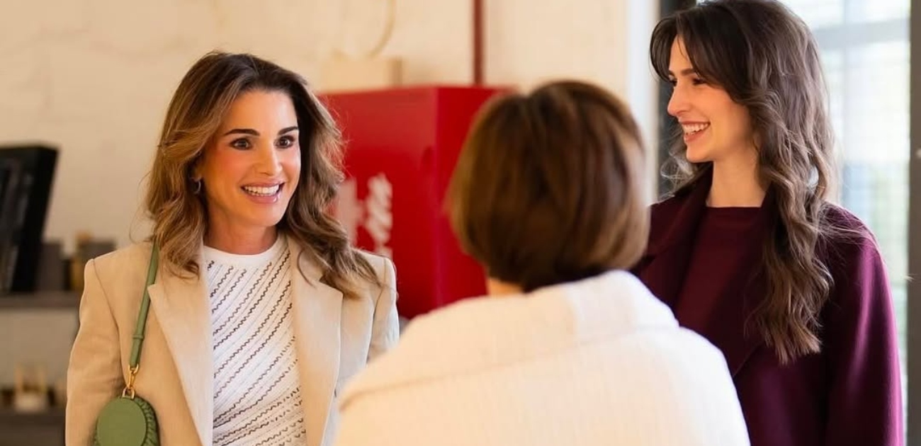 الملكة رانيا والأميرة رجوة في زيارة لمشغل نقش