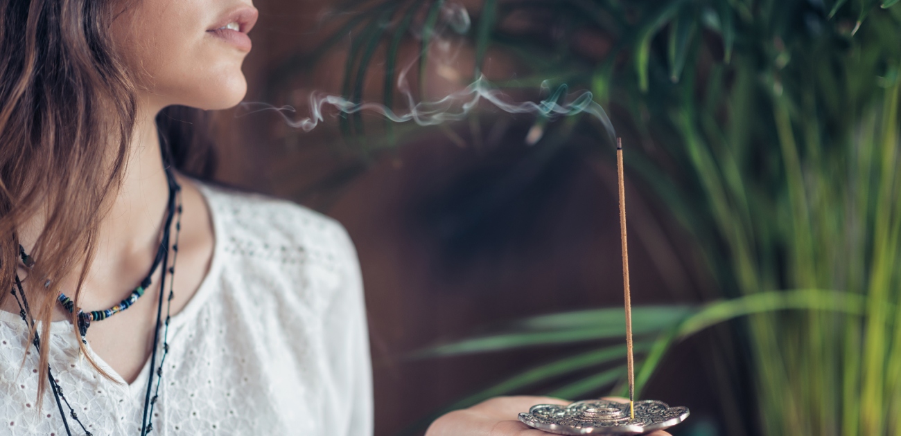 دليلكِ الشامل إلى أجمل عبارات عن البخور والعود تويتر