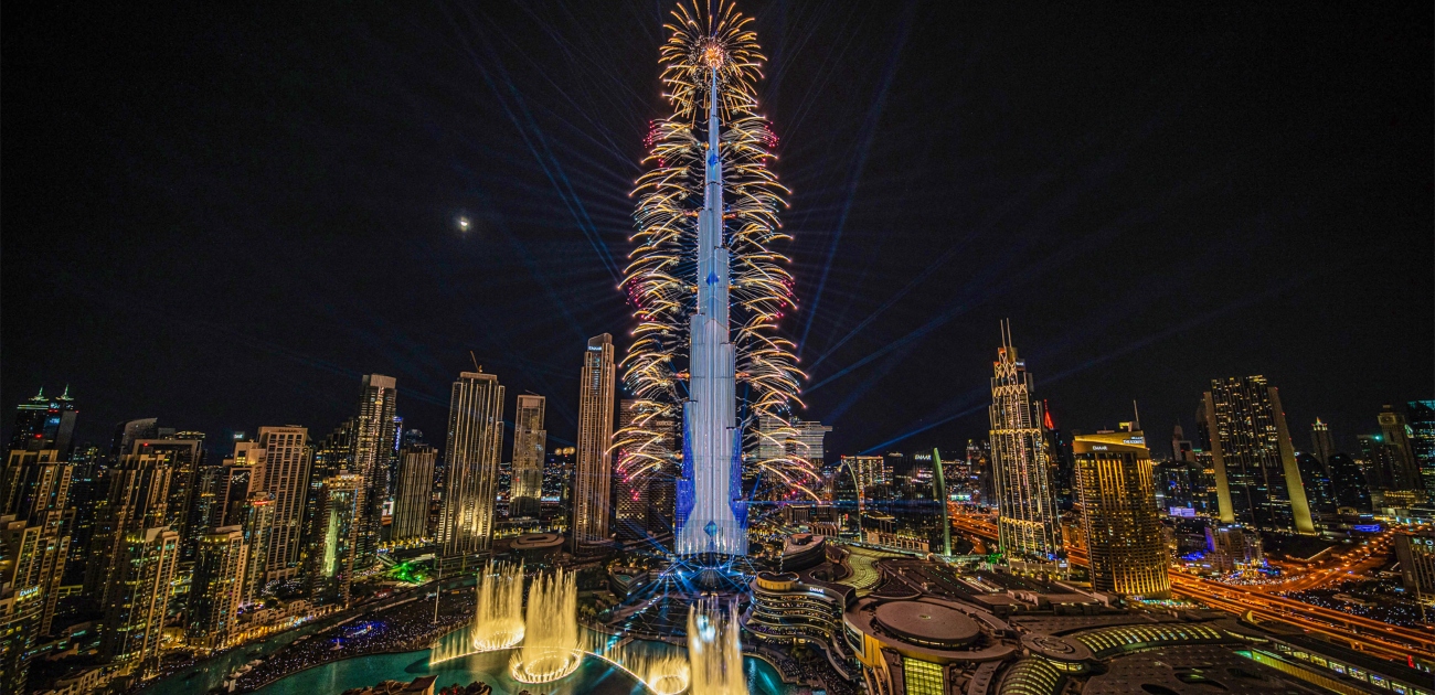 برج خليفة يضيء سماء دبي بعرض "بيوند دريمز" لاستقبال العام 2025