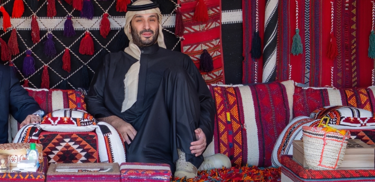 حذاء الأمير محمد بن سلمان ينفذ من الأسواق بعد ظهوره الأخير بالمخيم الشتوي في العلا