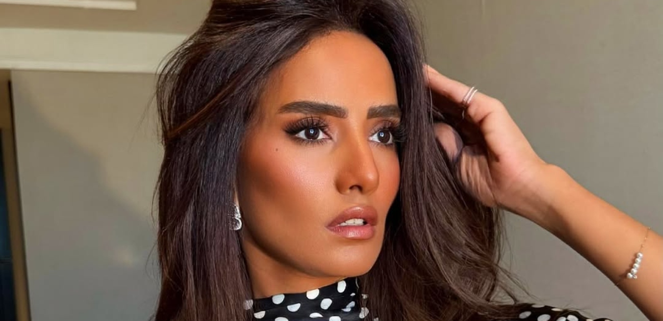 زينة تكشف تفاصيل ولادتها الصعبة لتوأمها للمرة الأولى