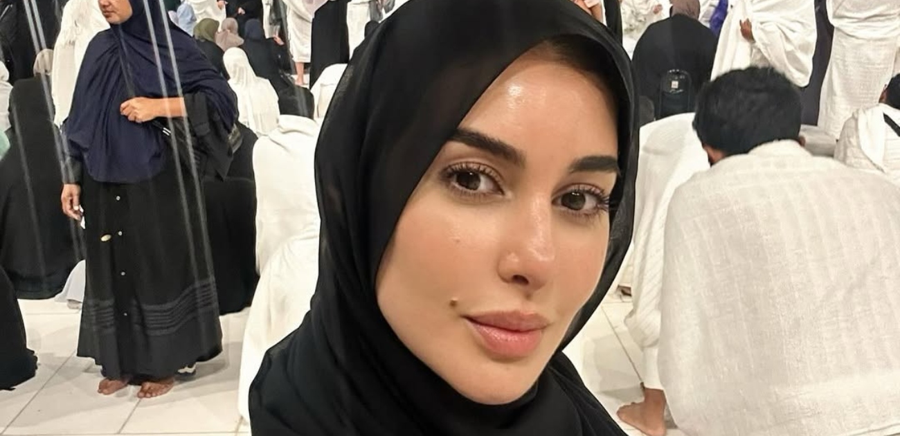 ياسمين صبري تؤدي مناسك العمرة بعد مشاركتها في مهرجان البحر الأحمر السينمائي