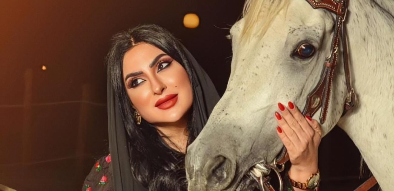 النجمة البحرينية المعتزلة زينب العسكري تتصدر "الترند" برفعها كأس الخليج