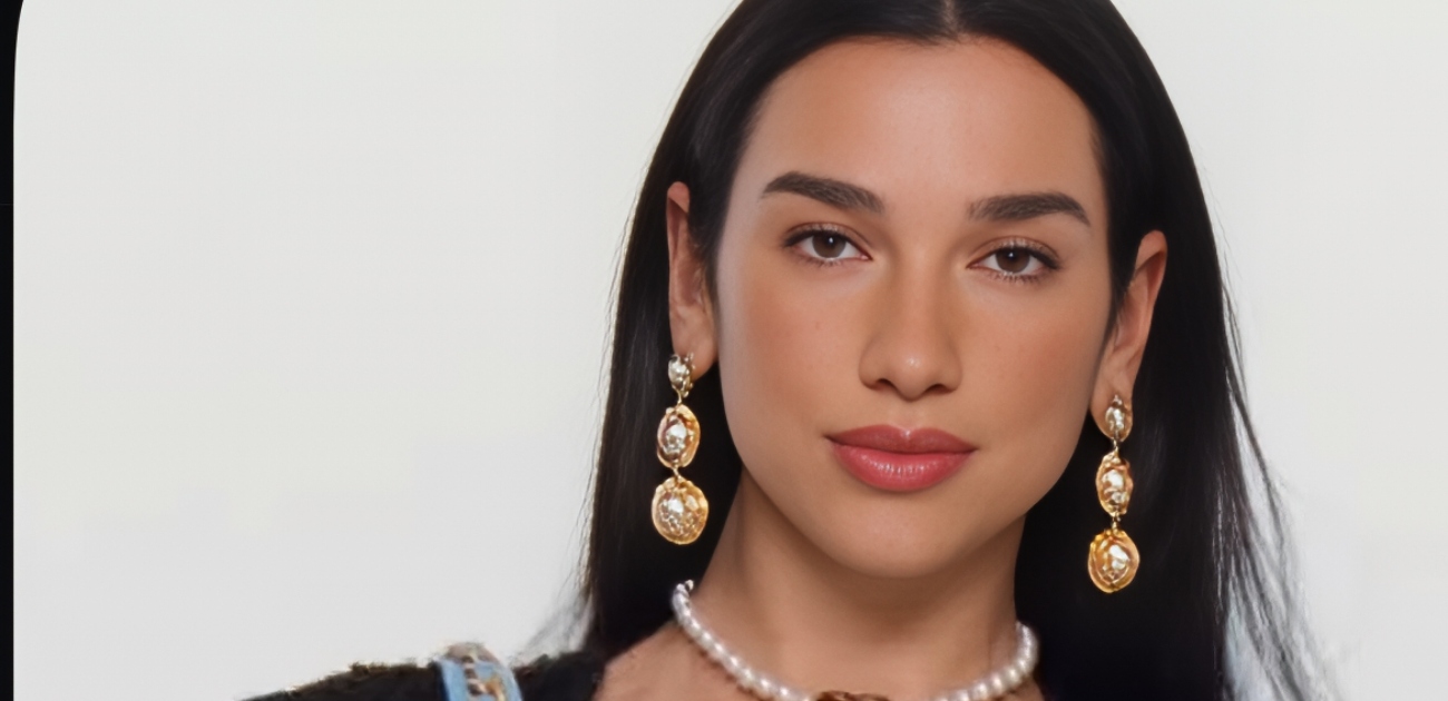 دواليبا وجه حقيبة CHANEL 25 في حملة جديدة