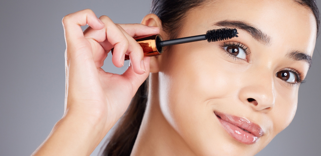 هل تعانين من التهابات العين الناجمة عن استخدام الماسكارا؟ إليك الحل