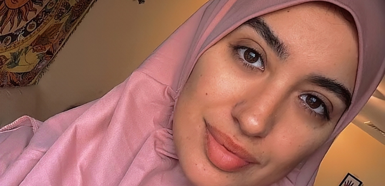 كشفت نجمة ستار أكاديمي نينا عبد الملك عن زواجها من المذيع حسان الشيخ، واختارت عبد الملك طريقة جديدة وغريبة للكشف عن خبر ارتباطها، وفي تفاصيل الخبر فقد نشرت المغنية "بوست" على صفحتها في انستقرام، تطلب من متابعيها مشاهدة الفيديو المفاجأة حول زواجها.