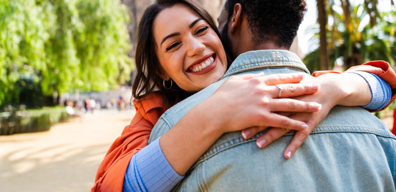تعرفي على تأثير الحضن على الرجل وما أنواع الأحضان التي يفضلها الرجال؟