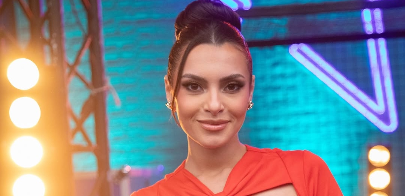 كارمن سليمان تكشف عن حملها الثاني بإطلالة ساحرة