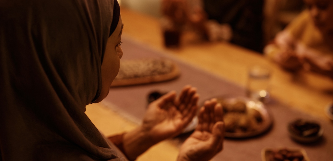 ما هي كفارة الافطار في رمضان.. وما الفرق بينها وبين والفدية؟