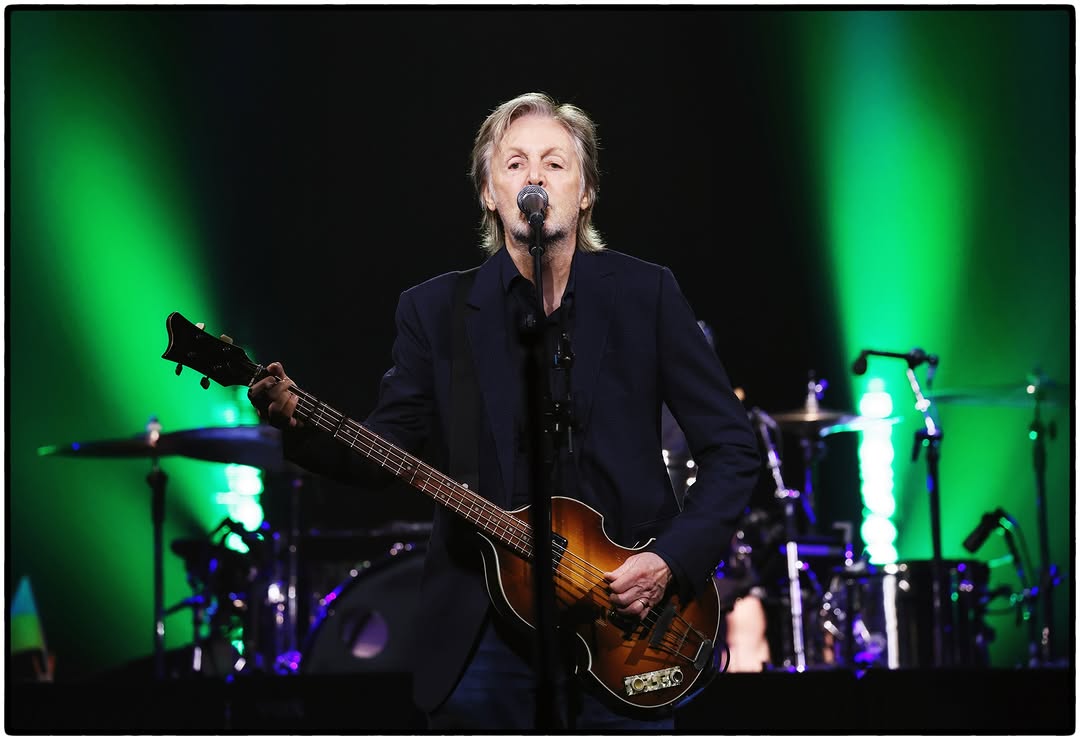 السير بول مكارتني​: أسطورة الغناء والموسيقى وعضو سابق في فريق The Beatles