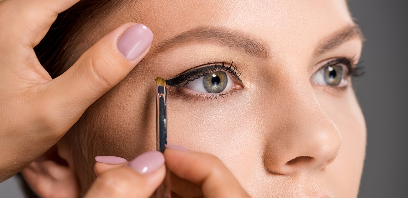 اتجاه أيلاينر ذيل السمكة Fishtail Eyeliner ليس مجرد رسمة عصرية للعيون!