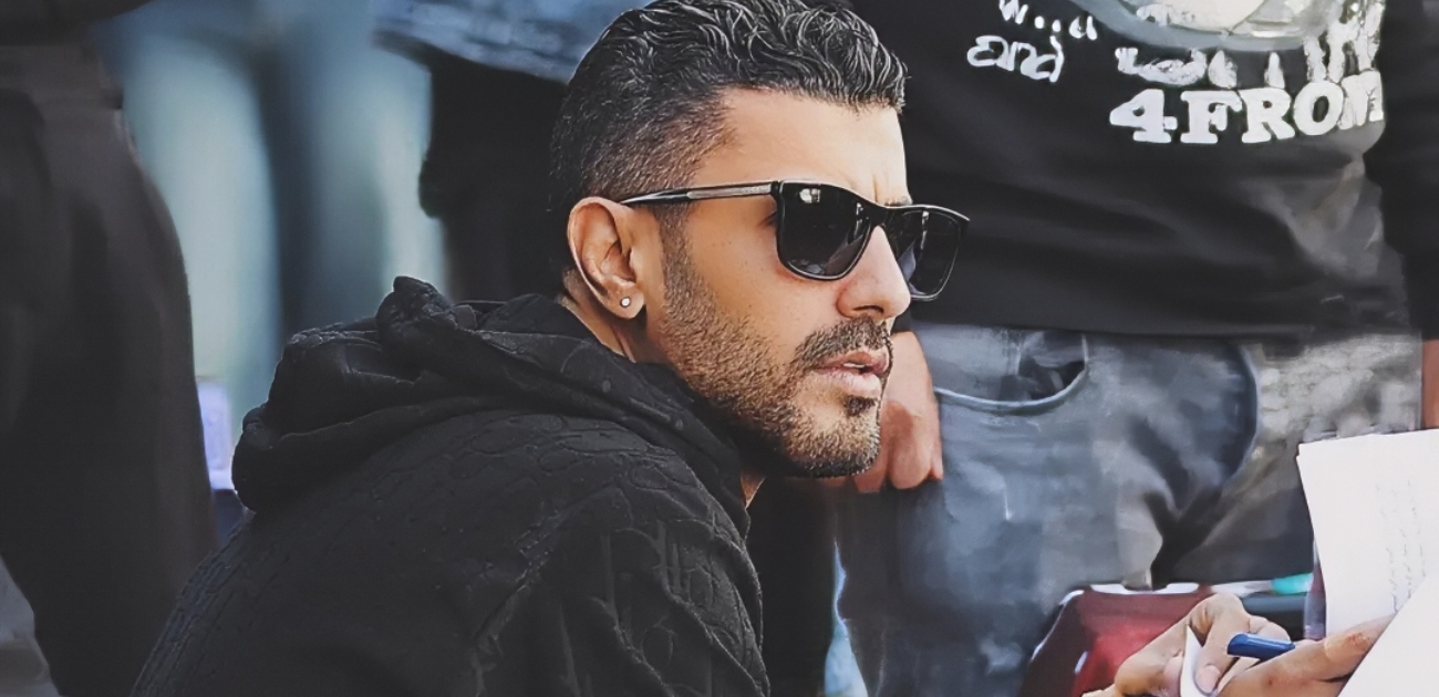 رامز جلال يسخر من ملابس وإكسسوارت المخرج محمد سامي!