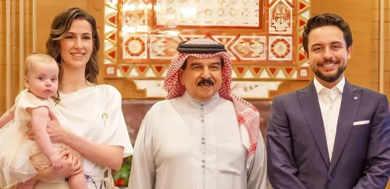 الأميرة إيمان بنت الحسين تتألق في أول زيارة رسمية لها مع والديها في مملكة البحرين
