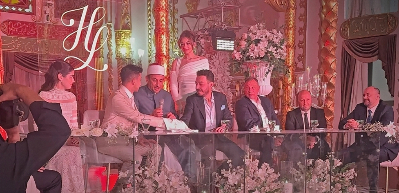 الفنان أحمد زاهر يبكي متأثرًا في عقد قران ابنته "ليلى"