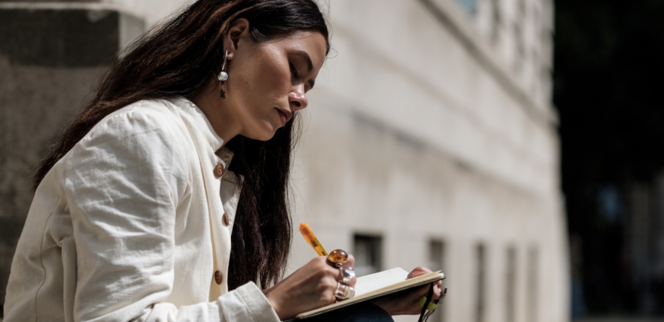 أمراة تقوم بالكتابة