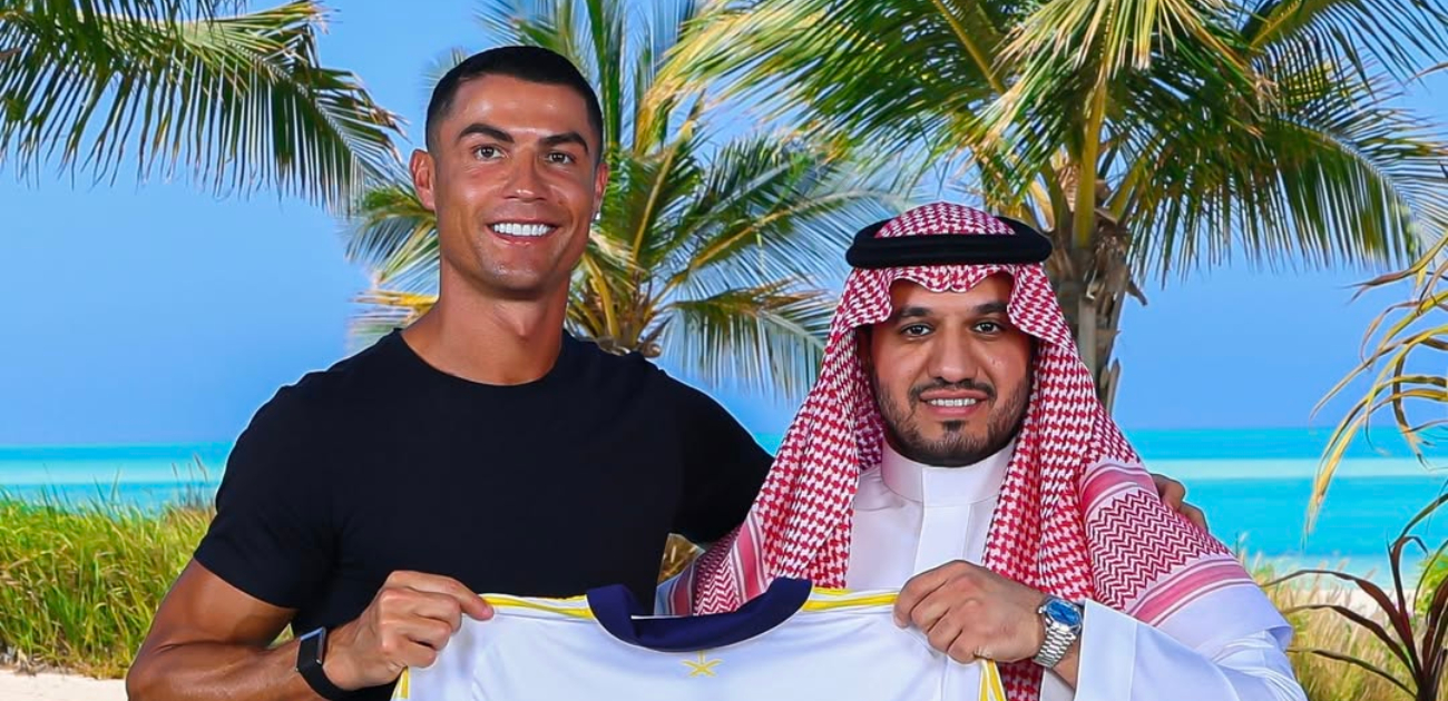 كريستيانو رونالدو يحتفل بتجديد عقده مع نادي النصر في جزيرة ساحرة على البحر الأحمر برفقه عائلته