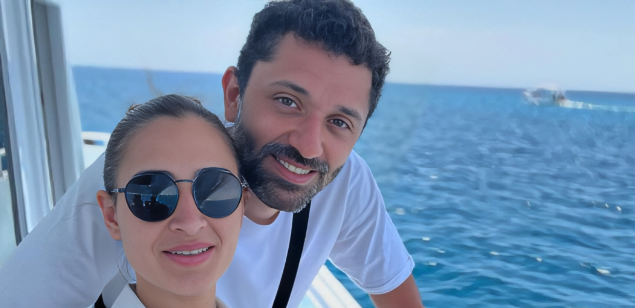 الفنان كريم محمود عبد العزيز ينفصل عن زوجته آن الرفاعي بعد 14 عامًا
