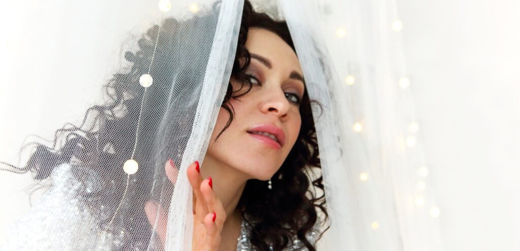 هل تعلمين عن الفرق بين مكياج الزفاف النهاري والليلي؟ إليكِ التفاصيل