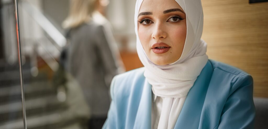الحجاب مع الكاب أو البليزر الطويل: تنسيقات تليق بالأناقة الرسمية