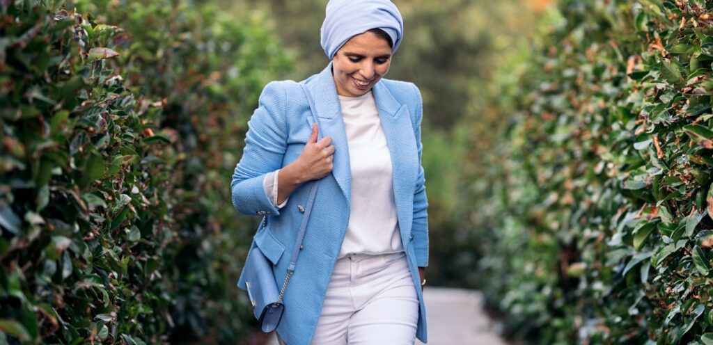 الحجاب مع الكاب أو البليزر الطويل: تنسيقات تليق بالأناقة الرسمية