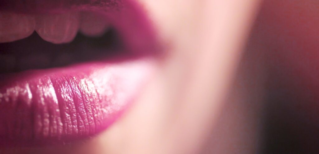 ترند الشفاه “Blurred Lips”: كيف تطبّقينه بطريقة ناعمة وأنيقة؟