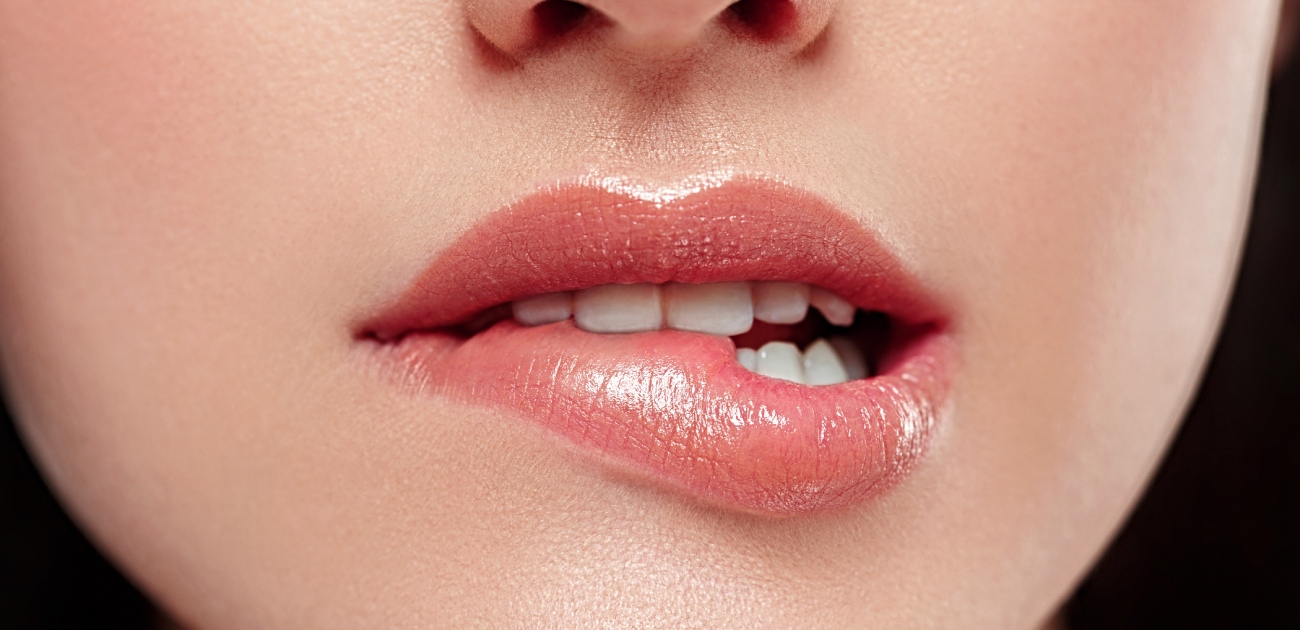 ترند الشفاه “Blurred Lips”: كيف تطبّقينه بطريقة ناعمة وأنيقة؟